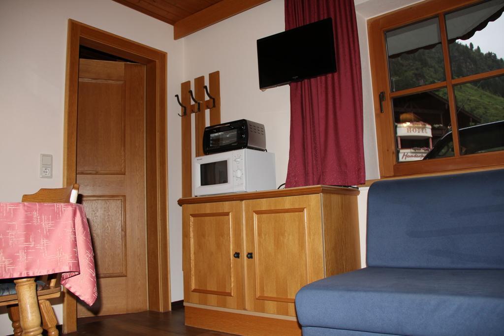 Haus Puit Mandarfen Pitztal Apartman Sankt Leonhard im Pitztal Szoba fotó